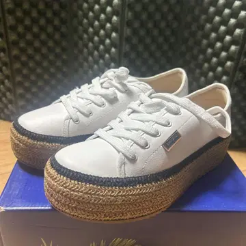 베이라 리오 화이트 통굽 스니커즈