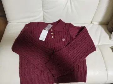 버건디 케이블 짜임 폴로 스웨터