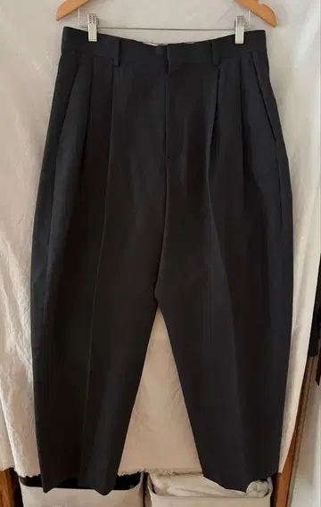 가격 인하! LOEFF 울 개버딘 봉탕 트라우저 블랙 사이즈 2