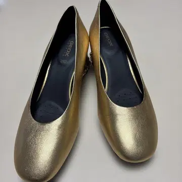 GEOX 골드 펌프스 스터드 힐