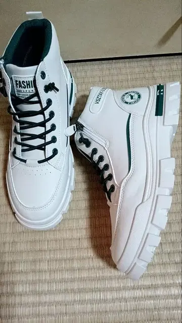 초특가.새상품!크림 곤 화이트 하이컷 스니커즈 지퍼 포함