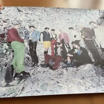 트레저 K-POP 그룹 포스터 컬러풀