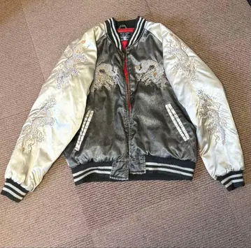 스카잔 블랙과 실버 드래곤 자수