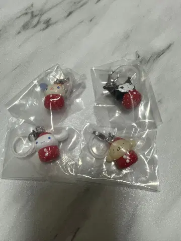 [ 선착순 ] 산리오 딸기 메지루시 액세서리 4종