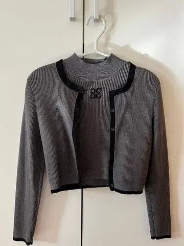 chico 하이넥 리브 상의 라인 가디건 SET ( 차콜 )