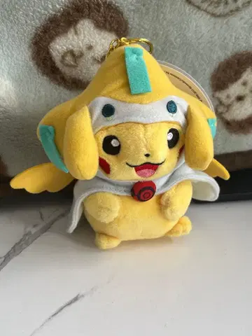 [ 새상품 택 포함 ] 포켓몬 지라치의 판초를 쓴 피카츄 마스코트