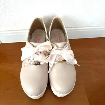 새상품급 리즈리사 핑크 베이지 통굽 펌프스 리본 포함