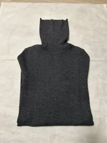 띠어리 차콜 그레이 리브 터틀넥 니트