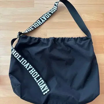 HOLIDAY 로고 블랙 숄더백