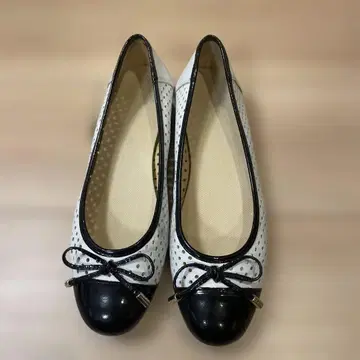 GEOX 펀칭 플랫슈즈 화이트/블랙