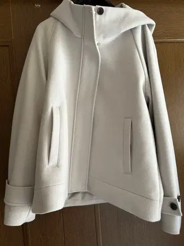 화이트 후드 부착 자켓 GU