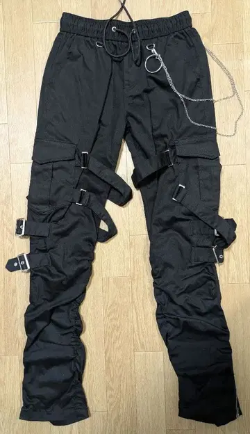 블랙 카고 팬츠 스트랩 포함