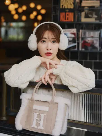 새상품 herlipto Cozy Winter Tote Bag