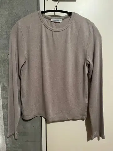 LOW CLASSIC 베이지 긴팔 상의