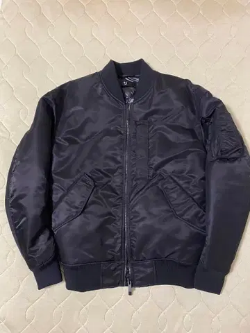 유니클로 +J 블랙 하이브리드 다운 오버사이즈 MA-1 S 사이즈