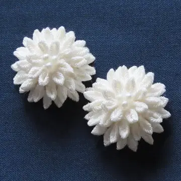일본 의류나 졸업식에도 어울리는 츠마미자이쿠 반쿠스 흰색 국화 귀걸이