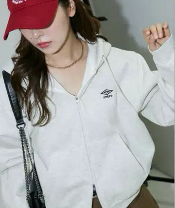 UMBROx PUBLUX/엄브로 원포인트 자수 지퍼 후드티