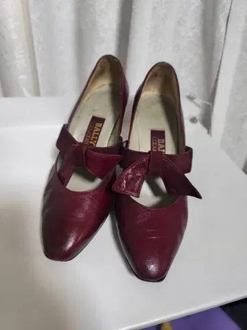 BALLY 버건디 하이힐 리본 포함