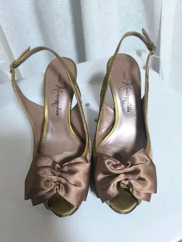 긴자 카네마츠 리본 포함 골드 레이스 슬링백 하이힐