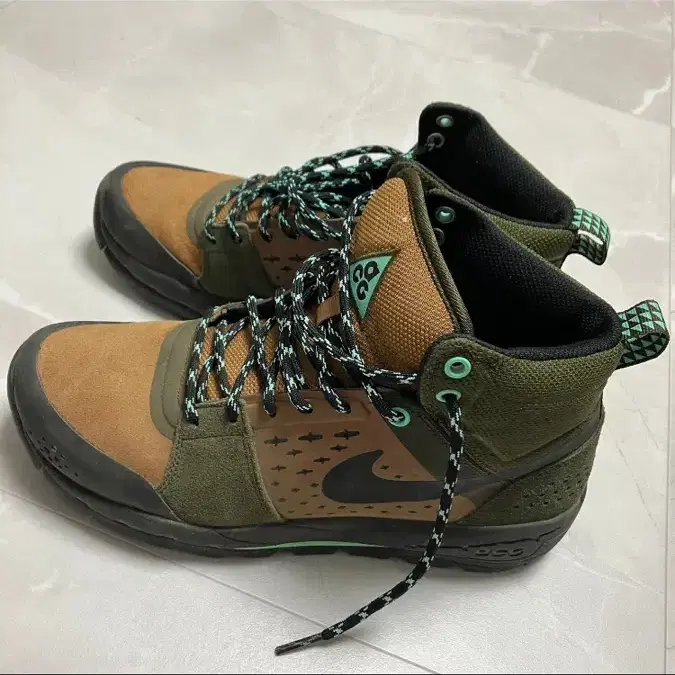 nike acg air alder mid