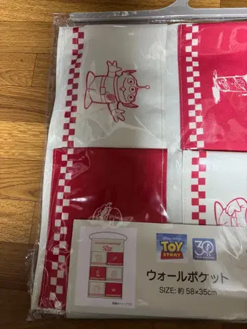 토이 스토리 에이리언 월 포켓 약 58x35cm