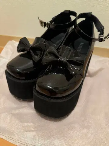 BUBBLES 에나멜 리본 펌프스