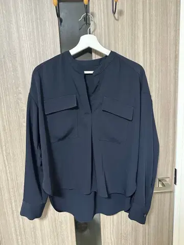 NOBLE 네이비 긴팔 셔츠 포켓 부착