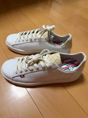 화이트 가죽풍 스니커즈