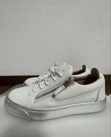 지퍼 달린 화이트 스니커즈