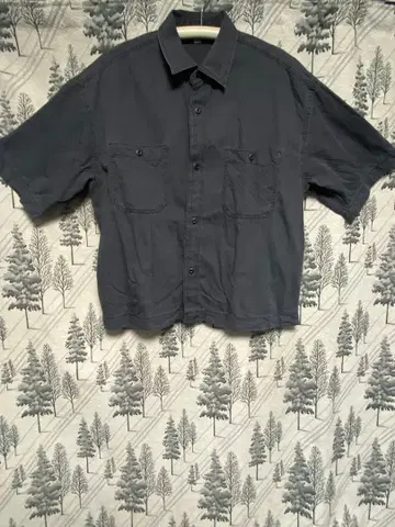 다크 그레이 반팔 셔츠 2개 포켓 부착