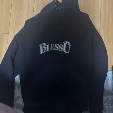 BlessU 블랙 후드티 프론트 포켓 부착