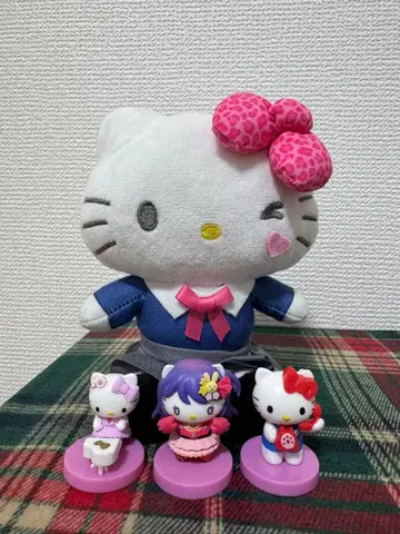 헬로키티 봉제 인형과 피규어 세트