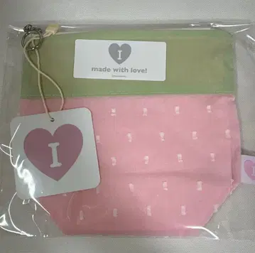 ILLIT IVE 사용 딸기 파우치 레이 착용