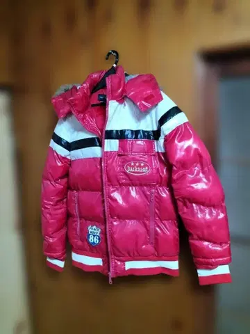 레드 패디드 자켓 후드 부착