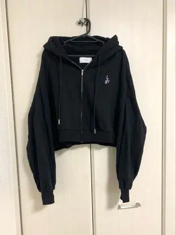 17HR 블랙 숏 기장 집업 후드티 후드 부착 후드티 17hr