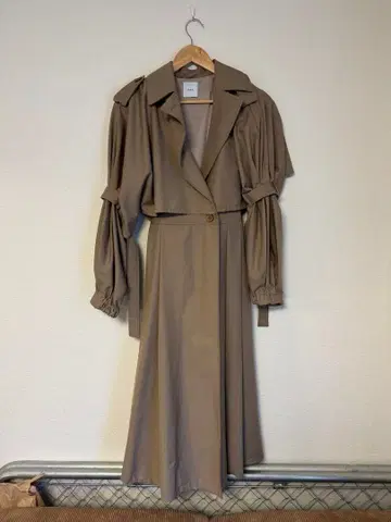 AMERI 베이지 트렌치코트