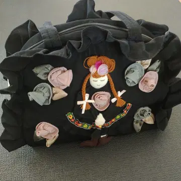 꽃 코사지와 인형이 달린 보스턴 백