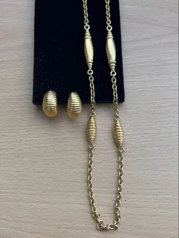 빈티지 Monet 골드 리브 디자인 귀찌와 목걸이 세트