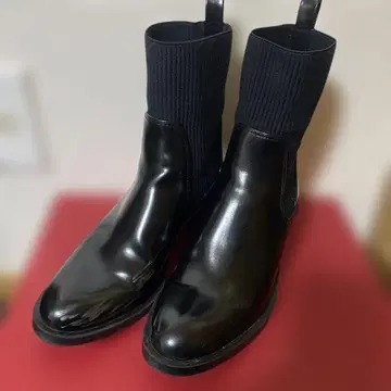 ZARA 에나멜 가죽풍 첼시 숏부츠