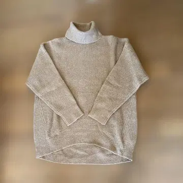 베이지 터틀넥 니트