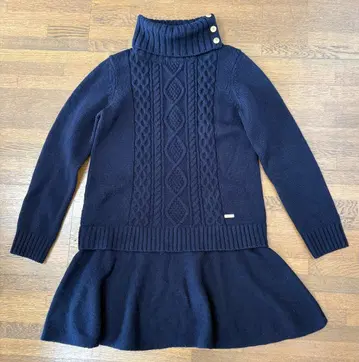 BLUE LABEL 케이블 짜임 터틀넥 니트 원피스 네이비