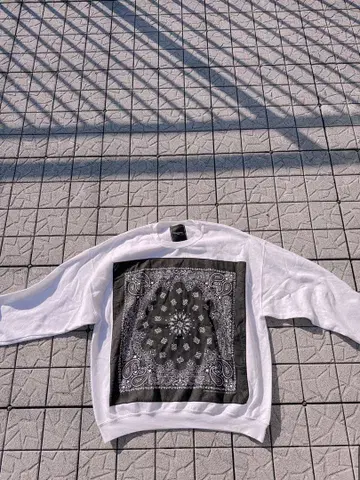 반다나 패턴 화이트 크루넥 트레이닝복