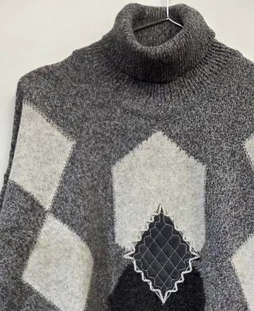그레이 계열 다이아몬드 패턴 터틀넥 스웨터