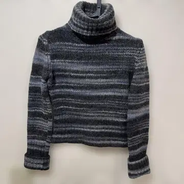MAXco 그레이와 블랙 스트라이프 터틀넥 니트