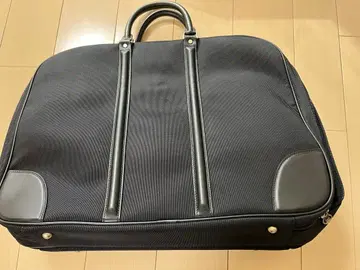 블랙 수트가 들어가는 백