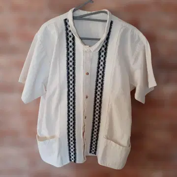 쿠바 셔츠 자수 포함 크림색 반팔 라틴 아메카지