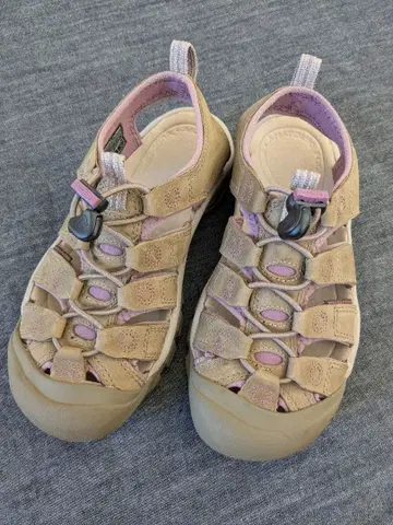 새상품급 KEEN 우먼 뉴포트 h2 수륙양용 샌들 스웨이드 23cm