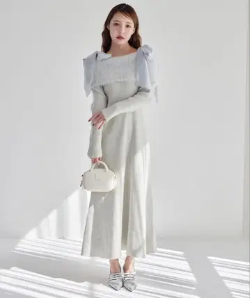 NICE CLAUP 어깨 리본 니트 원피스 블루 그레이