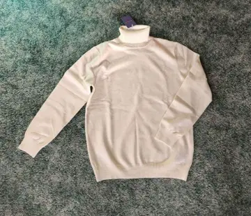 화이트 터틀넥 스웨터