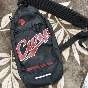 데상트 콜라보 히로시마 도요카프 숄더백 블랙 스포츠 야구
